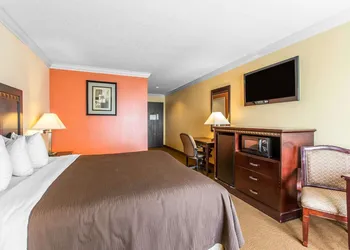Quality Inn & Suites Bell Gardens - Los Angeles hotel thumbnail 7