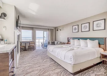 Beachfront Manor Hotel hotel thumbnail 3