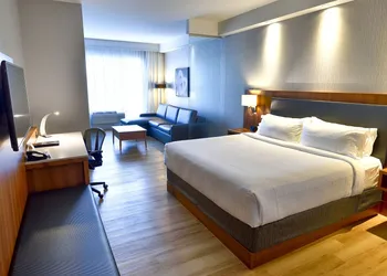 Holiday Inn Express & Suites Vaudreuil by IHG hotel thumbnail 7
