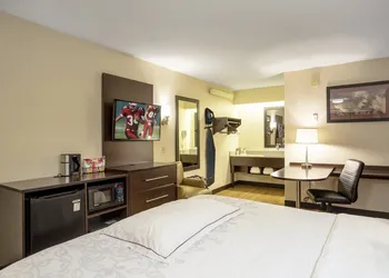 Red Roof Inn PLUS+ Chicago - Willowbrook hotel thumbnail 8