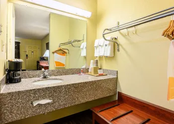 Econo Lodge Athens I-65 hotel thumbnail 7