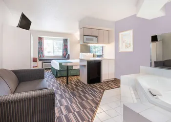 Microtel Inn & Suites by Wyndham Claremore hotel thumbnail 6