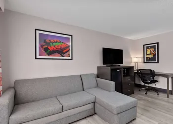 La Quinta Inn & Suites by Wyndham Goodlettsville - Nashville hotel thumbnail 6