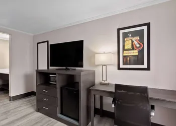 La Quinta Inn & Suites by Wyndham Goodlettsville - Nashville hotel thumbnail 7