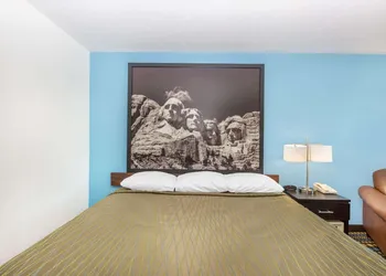 Super 8 by Wyndham North Sioux City hotel thumbnail 5