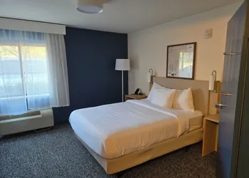 Spark by Hilton Grapevine DFW North hotel thumbnail 5
