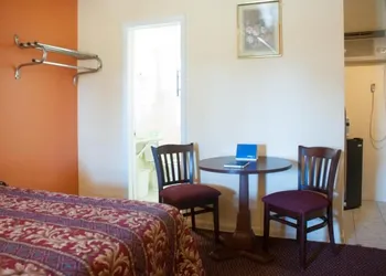 Nassau Holiday Motel hotel thumbnail 8