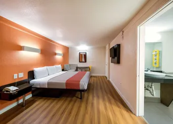 Motel 6 Dallas, TX - Farmers Branch hotel thumbnail 3