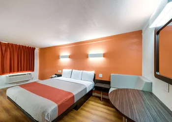 Motel 6 Dallas, TX - Farmers Branch hotel thumbnail 4