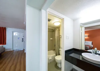 Motel 6 Dallas, TX - Farmers Branch hotel thumbnail 5