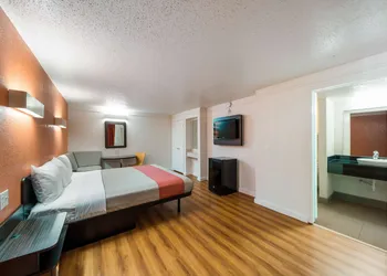 Motel 6 Dallas, TX - Farmers Branch hotel thumbnail 7