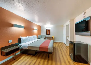 Motel 6 Dallas, TX - Farmers Branch hotel thumbnail 8