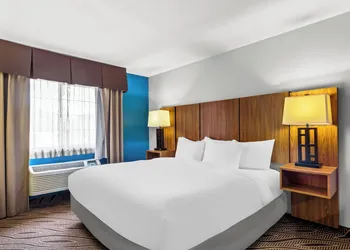 Quality Inn & Suites San Antonio Airport - Stone Oak hotel thumbnail 4