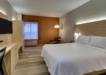 Holiday Inn Express & Suites - Interstate 380 at 33rd Avenue by IHG hotel thumbnail 2