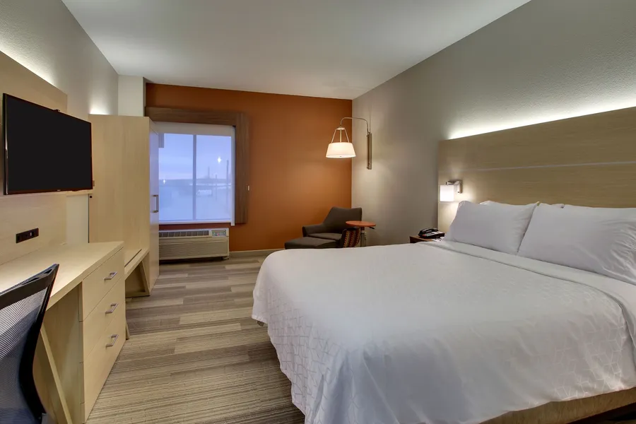 Holiday Inn Express & Suites - Interstate 380 at 33rd Avenue by IHG hotel detail image 2