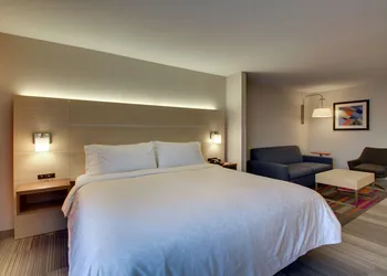 Holiday Inn Express & Suites - Interstate 380 at 33rd Avenue by IHG hotel thumbnail 3
