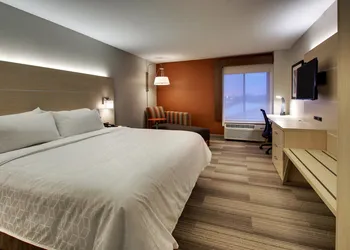 Holiday Inn Express & Suites - Interstate 380 at 33rd Avenue by IHG hotel thumbnail 4