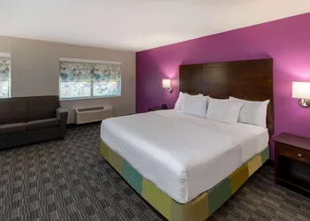 La Quinta Inn & Suites by Wyndham Houston NW Brookhollow hotel thumbnail 5