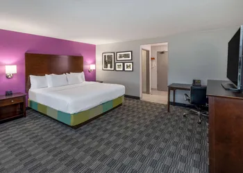 La Quinta Inn & Suites by Wyndham Houston NW Brookhollow hotel thumbnail 6
