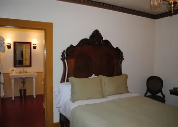 Cosmopolitan Hotel & Restaurant hotel thumbnail 3