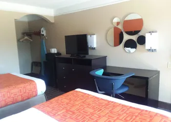 Howard Johnson by Wyndham Historic Lake Charles hotel thumbnail 7