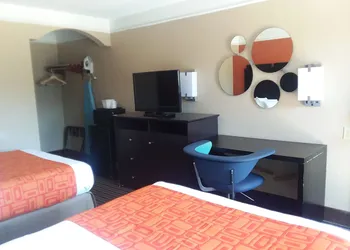 Howard Johnson by Wyndham Historic Lake Charles hotel thumbnail 7
