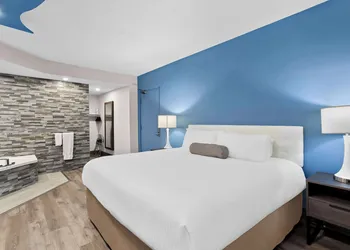 SureStay Plus by Best Western Windsor hotel thumbnail 5