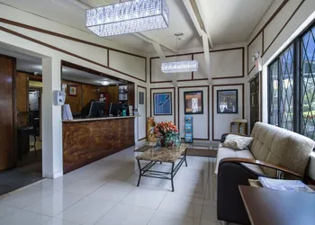 Spinnaker Inn of Naples hotel thumbnail 2