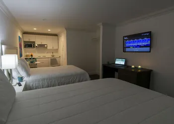 Spinnaker Inn of Naples hotel thumbnail 4