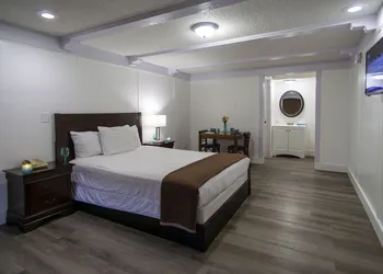 Spinnaker Inn of Naples hotel thumbnail 8