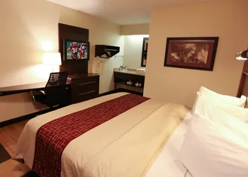 Red Roof Inn PLUS+ Philadelphia Airport hotel thumbnail 4