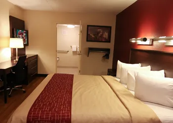 Red Roof Inn PLUS+ Philadelphia Airport hotel thumbnail 7
