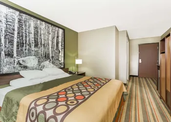 Super 8 by Wyndham Montrose hotel thumbnail 4
