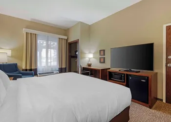 Comfort Inn & Suites hotel thumbnail 6