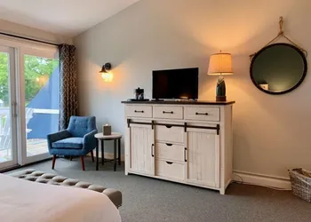 Smuggler's Cove Inn hotel thumbnail 3
