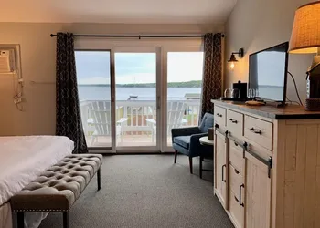 Smuggler's Cove Inn hotel thumbnail 4
