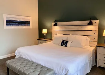 Smuggler's Cove Inn hotel thumbnail 5