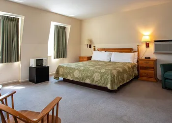 Country Squire Inn & Suites hotel thumbnail 2