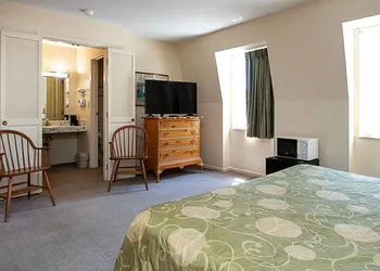 Country Squire Inn & Suites hotel thumbnail 3