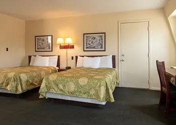 Country Squire Inn & Suites hotel thumbnail 8