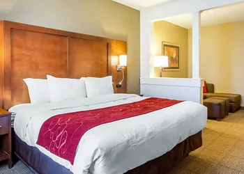Comfort Suites hotel thumbnail 6