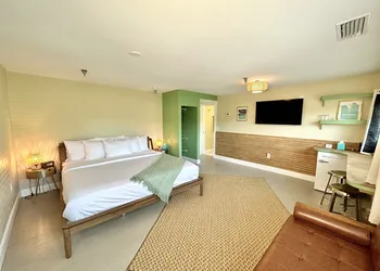 Peninsula Bed & Cocktails hotel thumbnail 6