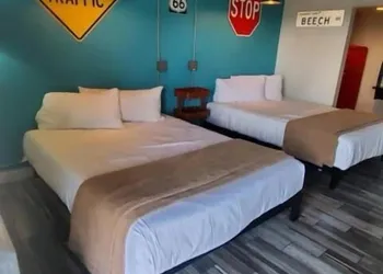 Desert Hills Motel hotel thumbnail 7