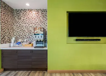 La Quinta Inn & Suites by Wyndham Pomona hotel thumbnail 3