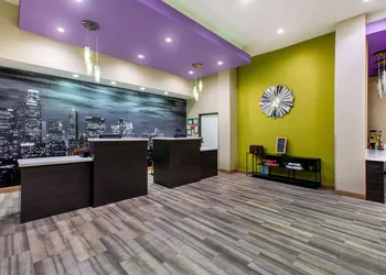 La Quinta Inn & Suites by Wyndham Pomona hotel thumbnail 4