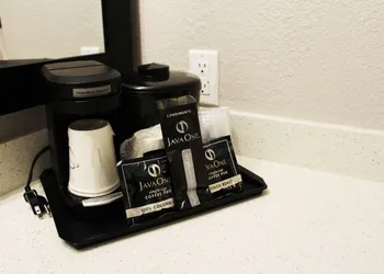 La Quinta Inn & Suites by Wyndham Pomona hotel thumbnail 5