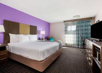 La Quinta Inn & Suites by Wyndham Pomona hotel thumbnail 6