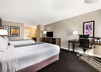 La Quinta Inn & Suites by Wyndham Pomona hotel thumbnail 8