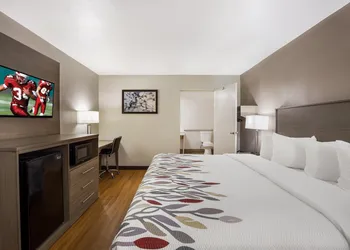 Red Roof Inn & Suites Thomasville hotel thumbnail 4