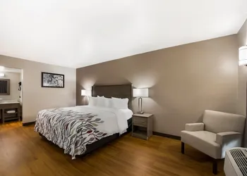 Red Roof Inn & Suites Thomasville hotel thumbnail 6